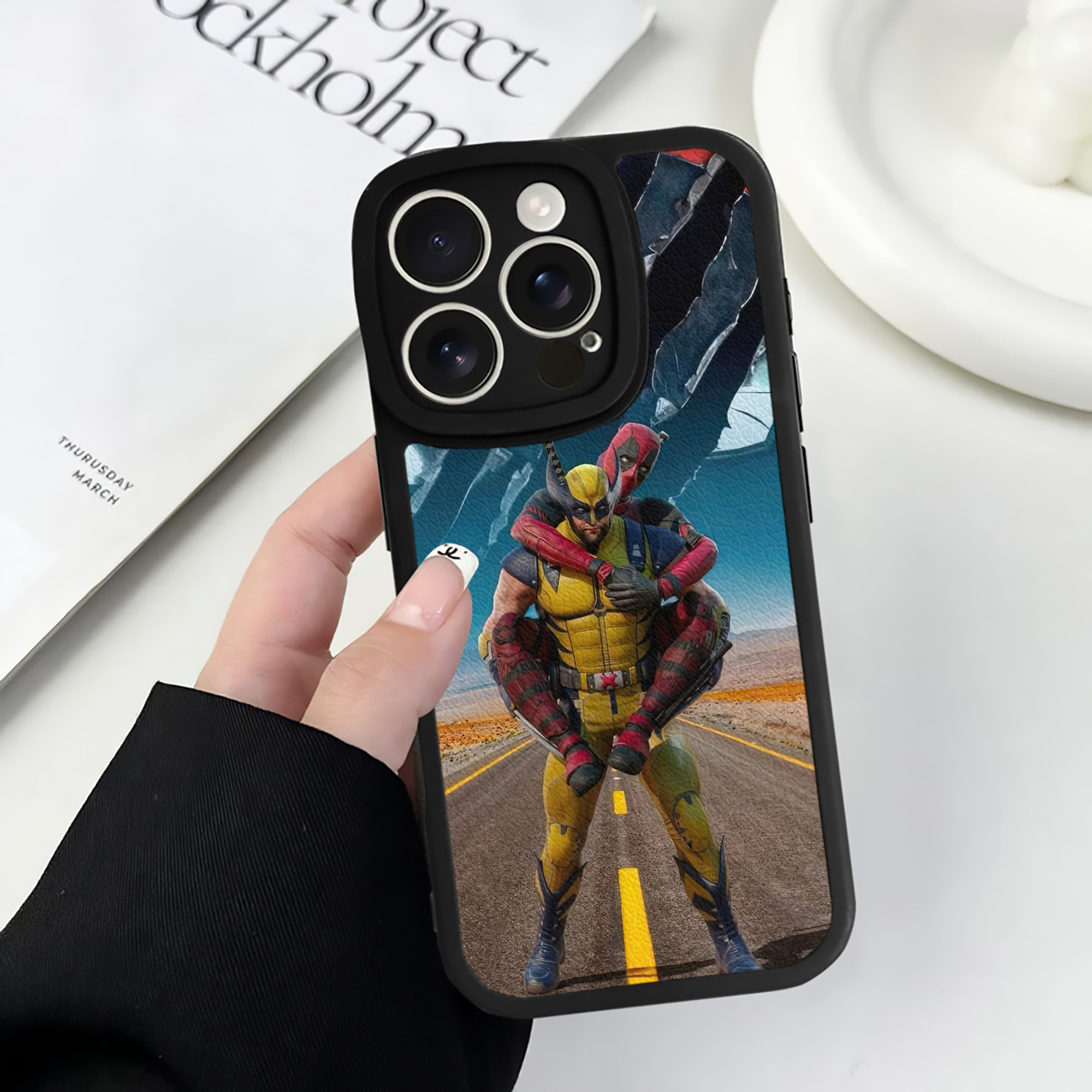 （画像用） Deadpool デッドプール 【iPhone 16シリーズ対応】シリコンスマホケース（レザー調） 材質：シリコン